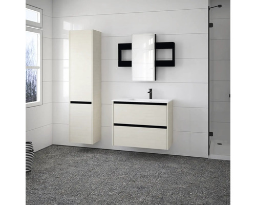 Moderná kúpeľňa s umývadlom, zrkadlovou skrinkou a vysokou skriňou