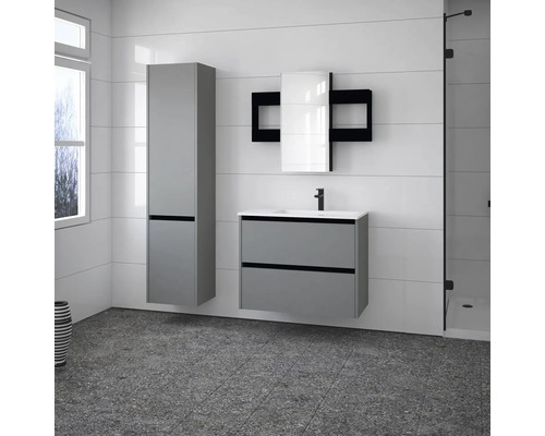 Kúpeľňa s umývadlovou skrinkou, zrkadlovou skrinkou a vysokou skrinkou