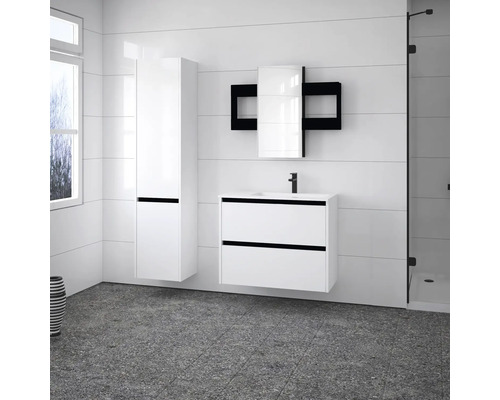 Moderná kúpeľňa s bielou skrinkou pod umývadlo, zrkadlovou skrinkou a vysokou skrinkou