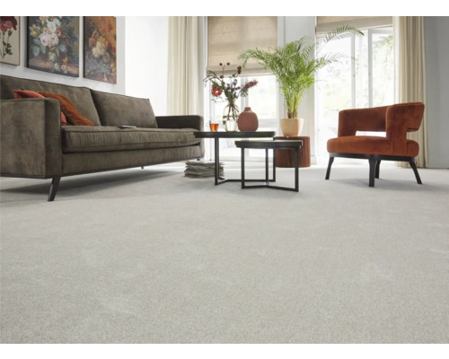 Obývacia izba s pohovkou, kreslom, stolmi a svetlým kobercom