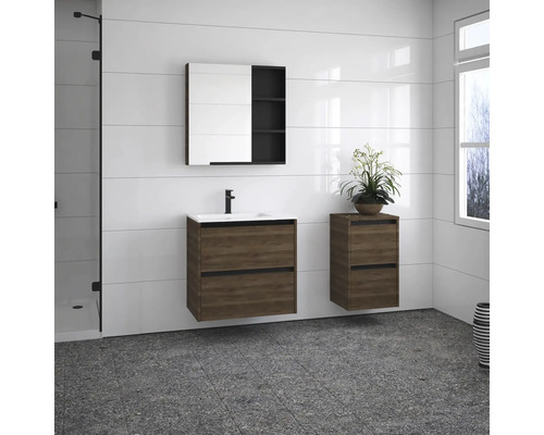 Moderná kúpeľňa s umývadlom, zrkadlovou skrinkou a prídavnou skrinkou