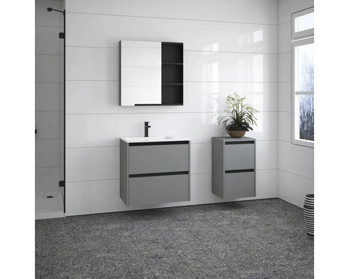 Moderná kúpeľňa s umývadlovou skrinkou, zrkadlovou skrinkou a ďalšou skrinkou pre väčší úložný priestor