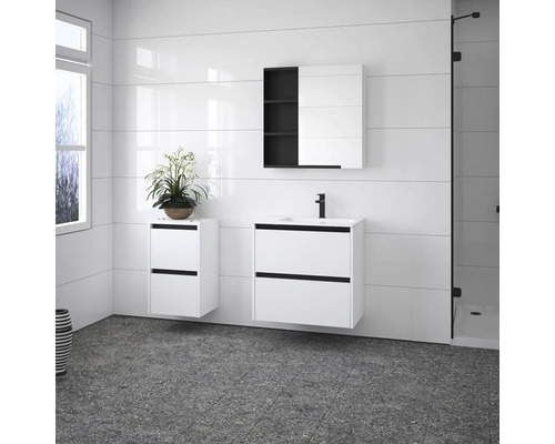 Svetlá kúpeľňa s umývadlom, zrkadlovou skrinkou a úložnou policou