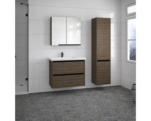 Kúpeľňa s umývadlom, zrkadlovou skrinkou a vysokou skrinkou vo vzhľade dreva