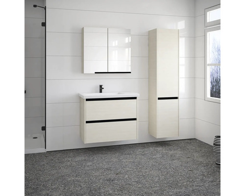 Kúpeľňa s umývadlovou skrinkou, zrkadlovou skrinkou a vysokou skrinkou vo svetlom drevenom dekore