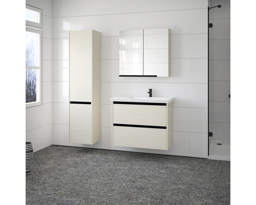 Kúpeľňa s umývadlom, zrkadlovou skrinkou a vysokou skrinkou