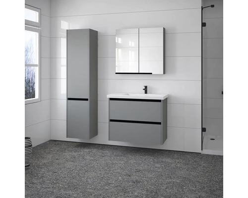 Kúpeľňa s umývadlovou skrinkou, zrkadlovou skrinkou a vysokou skrinkou