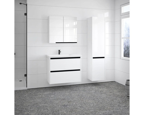 Kúpeľňa s umývadlovou skrinkou, zrkadlovou skrinkou a vysokou skrinkou