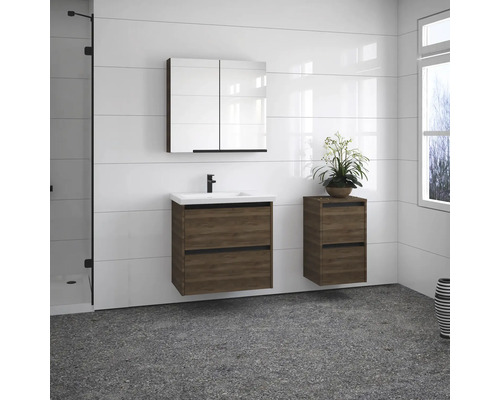 Kúpeľňa s umývadlovou skrinkou, zrkadlovou skrinkou a bočnou skrinkou vo vzhľade dreva