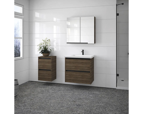 Moderná kúpeľňa s umývadlom, zrkadlovou skrinkou a závesným prvkom vo vzhľade dreva