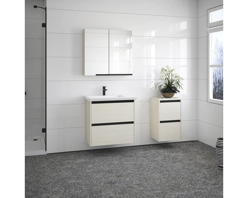 Kúpeľňa s umývadlom, zrkadlovou skrinkou a závesnou skrinkou vo svetlom drevenom dekore