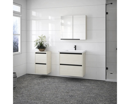 Svetlá kúpeľňa s umývadlovou skrinkou, zrkadlovou skrinkou a bočnou skrinkou na kúpeľňové doplnky