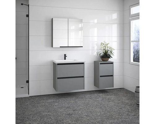 Moderná kúpeľňa s umývadlom, zrkadlovou skriňou a bočnou skriňou pred bielou stenou