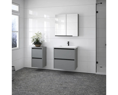 Svetlá kúpeľňa s umývadlovou skrinkou, zrkadlovou skrinkou a bočnou skrinkou