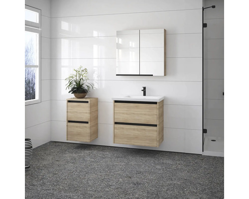 Moderná kúpeľňa s umývadlom, zrkadlovou skrinkou a sprchovacím kútom