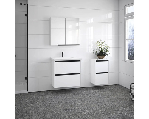 Moderná kúpeľňa s bielym nábytkom, skrinkou pod umývadlo, zrkadlovou skrinkou a vysokou skrinkou