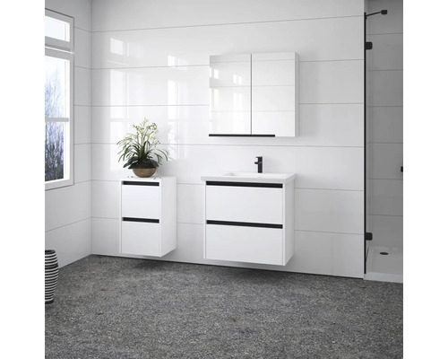 Kúpeľňa s bielym nábytkom, skrinkou pod umývadlo, závesnou skrinkou a sprchovacím kútom