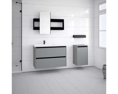 Kúpeľňa s umývadlovou skrinkou, zrkadlovou skrinkou a vysokou skrinkou pred bielou stenou