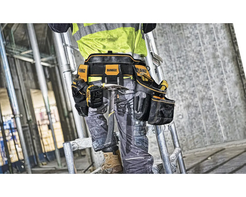 Remeselník s opaskom na náradie na rebríku