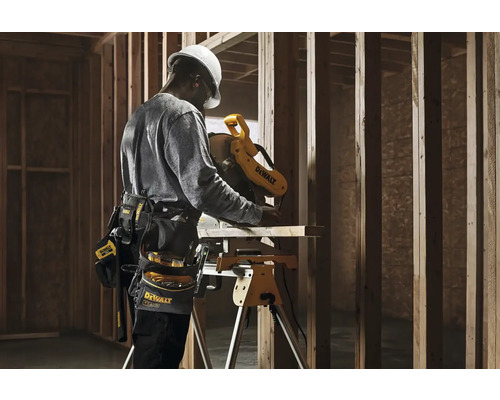 Remeselník pracuje s pokosovou pílou DeWalt na stavenisku