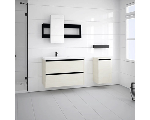 Svetlá kúpeľňa s umývadlovou skrinkou, zrkadlovou skrinkou a vysokou skrinkou