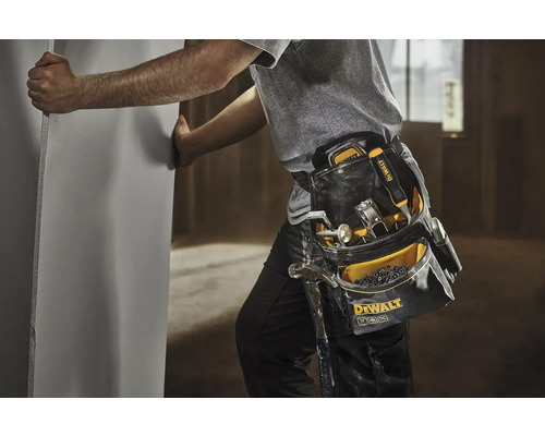 Remeselník s brašnou na náradie a sadrokartónovou doskou