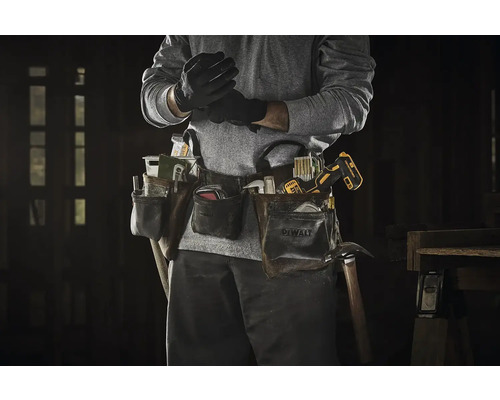 Remeselník s opaskom na náradie DeWalt vrátane kladiva a vŕtačky