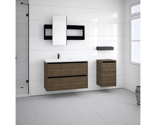 Moderná kúpeľňa s umývadlovou skrinkou, zrkadlovou skrinkou a vysokou skrinkou