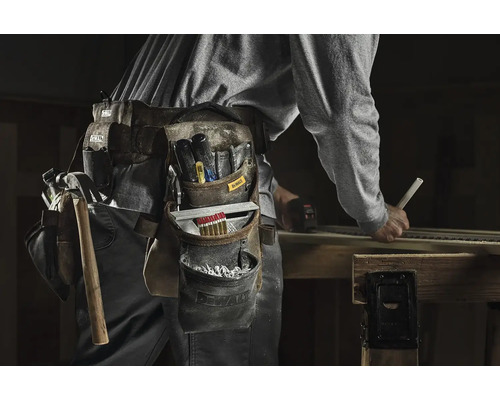 Remeselník s náradím a opaskom na náradie pri práci