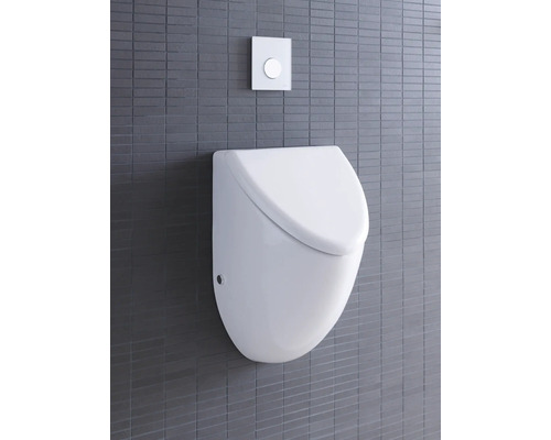 Biely nástenný pisoár s tlačidlom splachovania na šedej stene