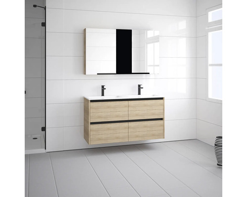 Moderná kúpeľňa s umývadlovou skrinkou, dvojitým umývadlom, zrkadlom a bočným sprchovacím kútom