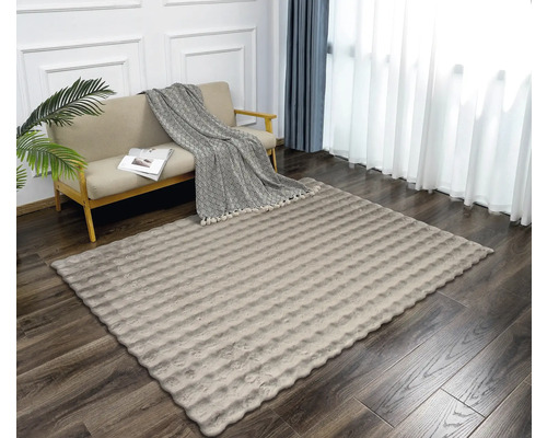 Obývacia izba s pohovkou a obdĺžnikovým kobercom