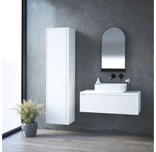 Moderná kúpeľňa s bielou skrinkou pod umývadlo, zrkadlovou skrinkou a umývadlom na dosku