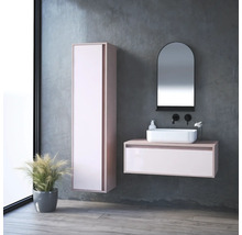 Kúpeľňa s umývadlom, zrkadlovou skrinkou a vysokou skrinkou