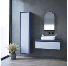 Moderná kúpeľňa s umývadlom, zrkadlom a vysokou skriňou