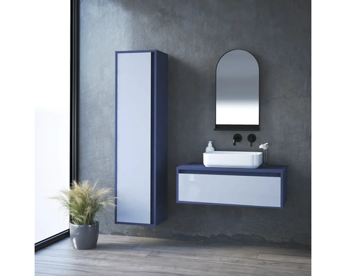 Moderná kúpeľňa s umývadlom, zrkadlom a vysokou skriňou