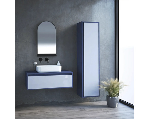 Kúpeľňa s umývadlom, zrkadlom, vysokou skrinkou a rastlinou