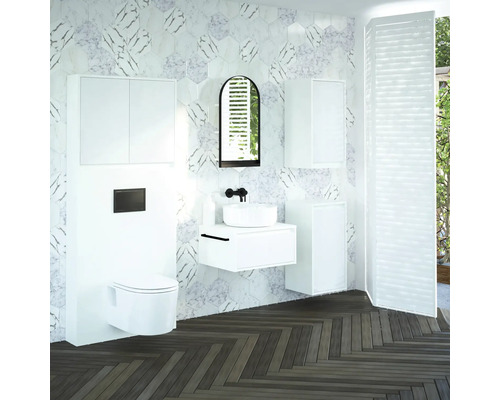 Moderná kúpeľňa s umývadlom, zrkadlom, toaletou a úložným priestorom