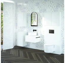 Moderná kúpeľňa s umývadlom, zrkadlovou skrinkou a závesným WC pred stenou z mramorových obkladov