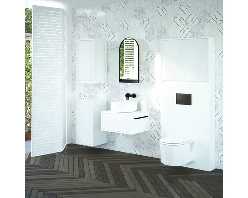 Moderná kúpeľňa s umývadlom, zrkadlovou skrinkou a závesným WC pred stenou z mramorových obkladov