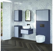 Moderná kúpeľňa s umývadlom, zrkadlovou skrinkou a toaletou