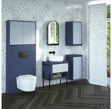 Moderná kúpeľňa s toaletou, umývadlom, zrkadlovou skrinkou a obkladmi stien s mramorovým vzhľadom.