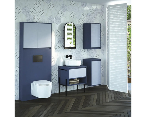 Moderná kúpeľňa s toaletou, umývadlom, zrkadlovou skrinkou a obkladmi stien s mramorovým vzhľadom.