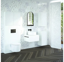 Moderná kúpeľňa so závesným WC, umývadlom, zrkadlom a svetlými obkladmi