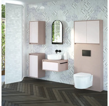 Moderná kúpeľňa s umývadlom, zrkadlovou skrinkou, toaletou a mramorovými obkladmi