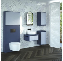 Moderná kúpeľňa s umývadlom, zrkadlom, toaletou a dlaždicami s mramorovým vzhľadom.