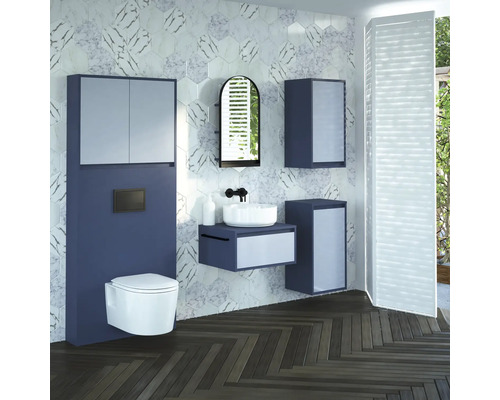 Moderná kúpeľňa s umývadlom, zrkadlom, toaletou a dlaždicami s mramorovým vzhľadom.