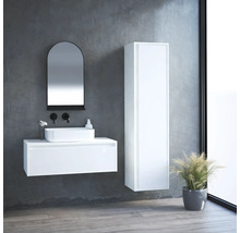 Moderná kúpeľňa s umývadlom, zrkadlom a vysokou skriňou