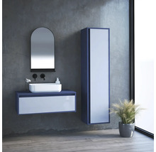 Moderná kúpeľňa s umývadlom, zrkadlom a vysokou skriňou