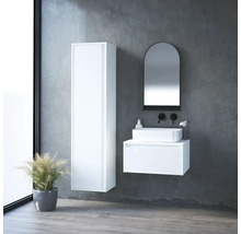 Moderná kúpeľňa s bielou skrinkou pod umývadlo, zrkadlovou skrinkou a vysokou skrinkou